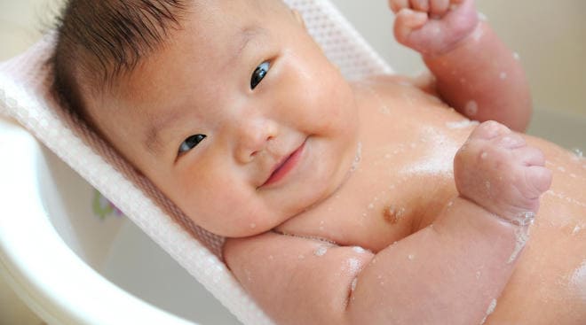 وقت استحمام الطفل: طريقة استحمام الطفل حديثي الولادة
طريقة نوم الرضيع في الشهر الأول: مهم للغاية
