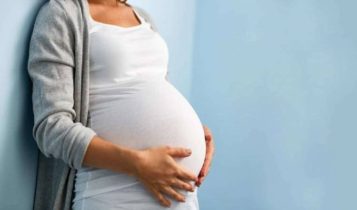 يبحث الكثير من النساء عن  علامات الحمل في الأيام الأولى التي تظهر  بداية  الحمل بعد انتهاء الدورة الشهرية . تظهر العلامات  لدى بعض النساء على الفور من أيام الإخصاب ، بينما عند بعض النساء بعد انتهاء الشهر الثاني من الحمل . 