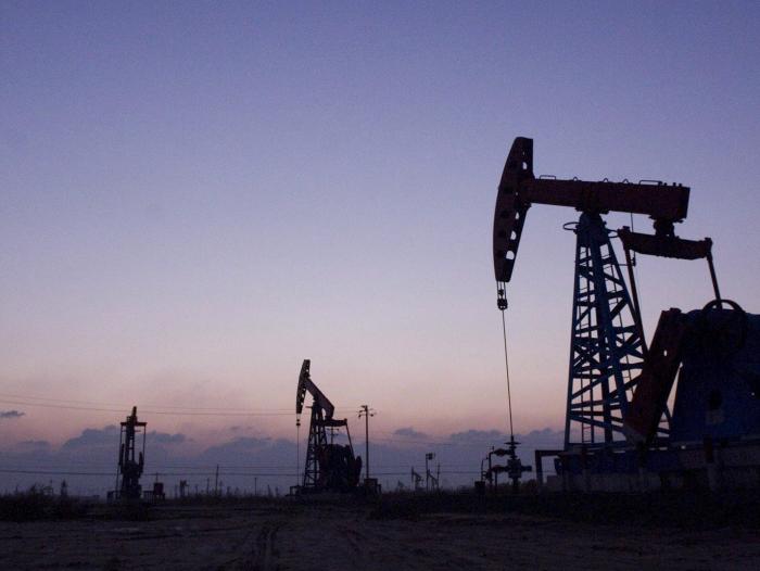 Read more about the article تنخفض أسعار النفط بسبب التوقعات المختلطة للعرض والطلب