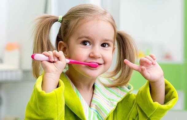 تشجيع الطفل على تنظيف الأسنان