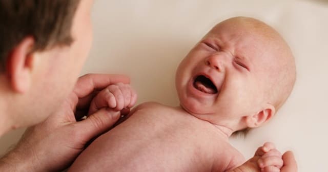 علاج المغص والغازات عند الأطفال حديثي الولادة
