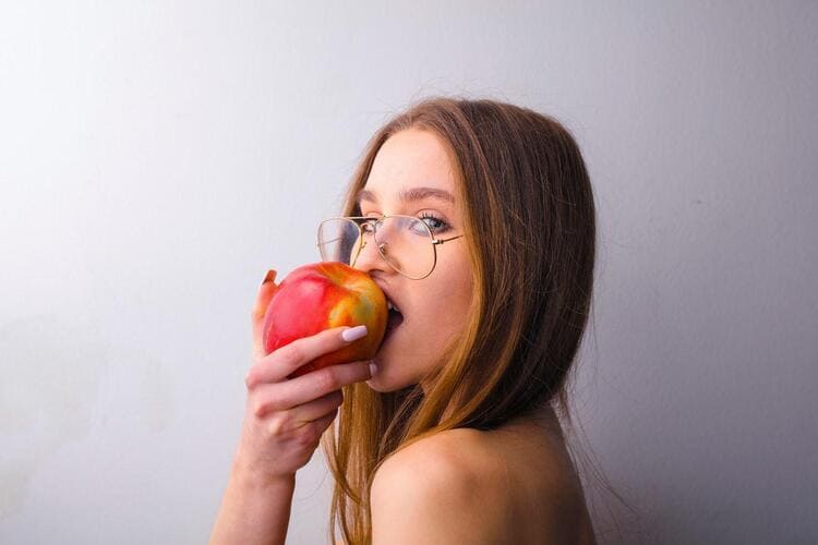 فوائد التفاح الأحمر للبشرة والمعدة