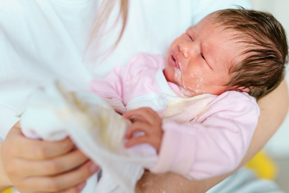 استفراغ الرضيع مثل النافورة: الأسباب والعلاج